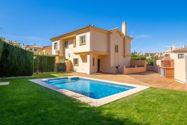 Villa en venta en Los Pacos (Fuengirola)